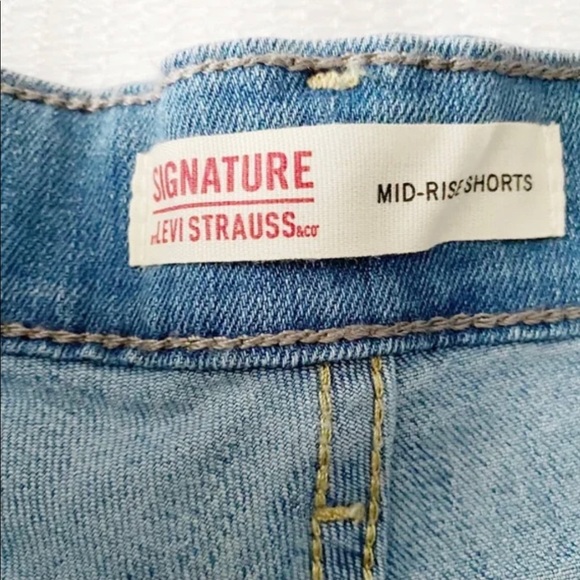 NWT Light Wash Mid Rise Shorts 29” Waist - Picture 3 of 12